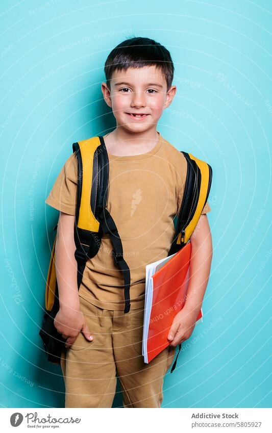 Glücklicher Schuljunge bereit für den Unterricht mit Rucksack und Notizbuch Junge Schule Notebook Schüler Lächeln Bildung Jugend Lernen Stehen