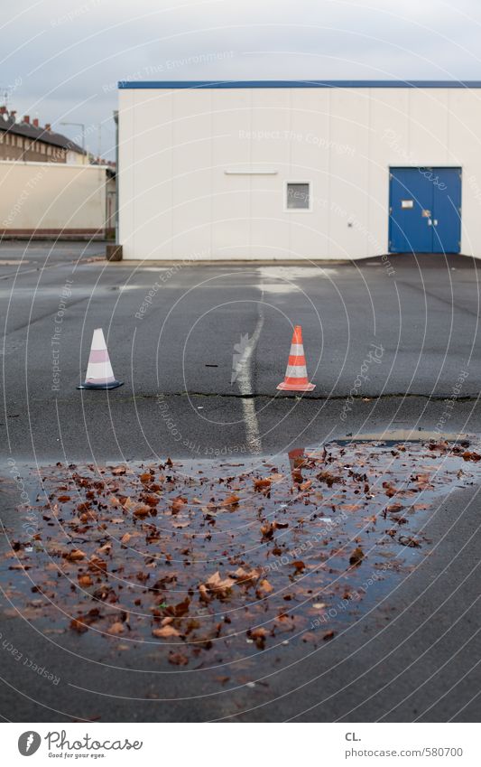 ut pascha | parkplatz, pfützen + pylonen Himmel Herbst schlechtes Wetter Regen Blatt Industrieanlage Fabrik Platz Gebäude Tür nass trist stagnierend Pfütze