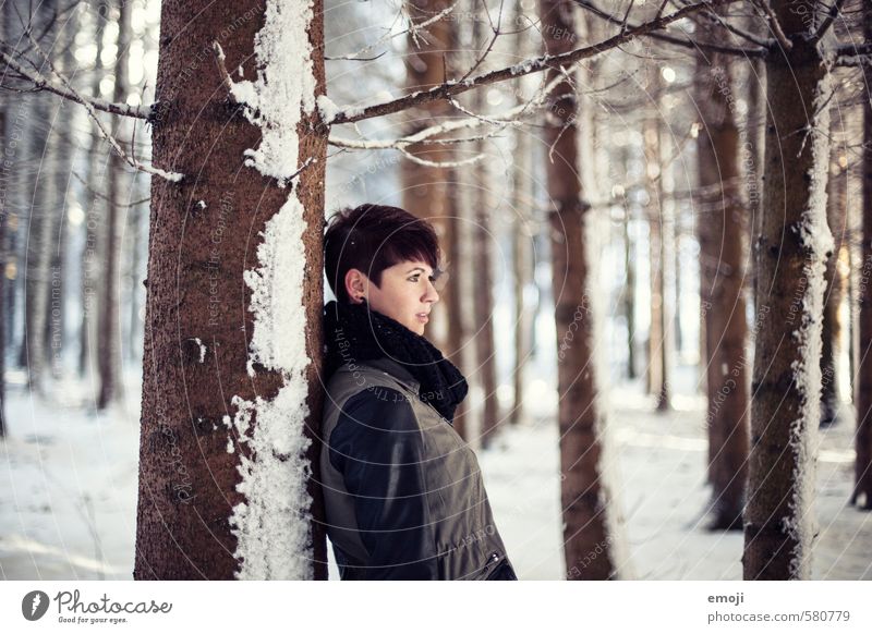 zauberhaft feminin Junge Frau Jugendliche 1 Mensch 18-30 Jahre Erwachsene Umwelt Natur Landschaft Winter Schnee Wald schön kalt braun weiß Farbfoto