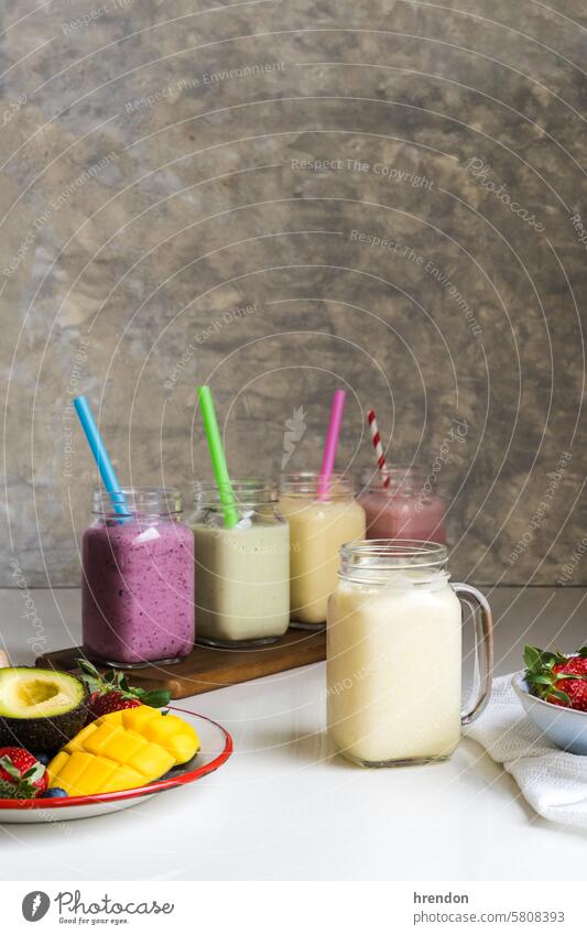 Bunter Smoothie mit Avocado, Ananas, Mango, Erdbeeren, Heidelbeeren trinken Lebensmittel Frucht organisch Gesundheit Frühstück Saft Glas Diät Cocktail Getränk