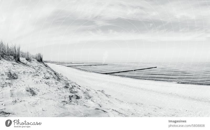 Sanddünen und Strand an der Ostsee Deutschland. Meereslandschaft, Sanddünenlandschaft mit Strand und blauem Meer. schön Wolke Himmel Küste Düne leer Dünengras