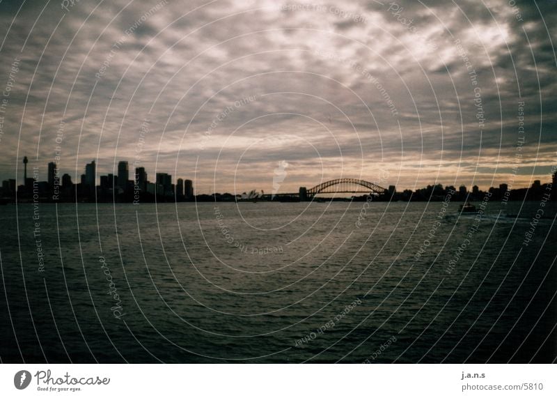 Zwischen Himmel und Wasser Sydney Wolken Licht Wasserfahrzeug Oper Bay