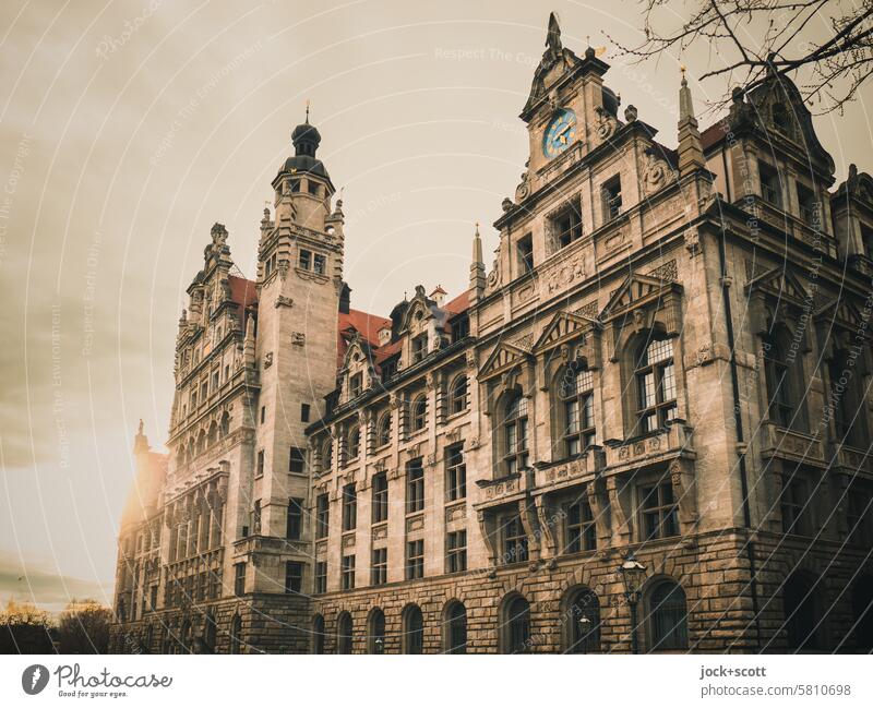 Neues Rathaus im Abendlicht Leipzig Bauwerk Sehenswürdigkeit Himmel Gegenlicht Abendsonne Historismus Städtereise Fassade Wahrzeichen authentisch historisch