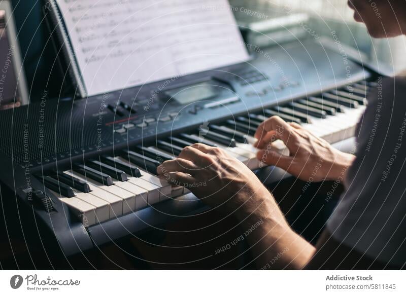 Mann spielt Klavier mit einem Notenblatt Musik Instrument spielen Musiker Pianist schwarz Melodie klassisch Klang Schot Leistung Konzert Klassik Jazz