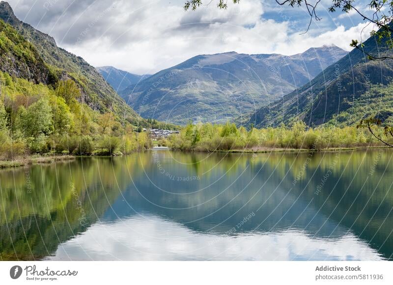 Atemberaubende Seelandschaft in bergigem Terrain Berge u. Gebirge Hochland Teich Landschaft felsig spektakulär Ambitus majestätisch Pyrenäen Natur Windstille