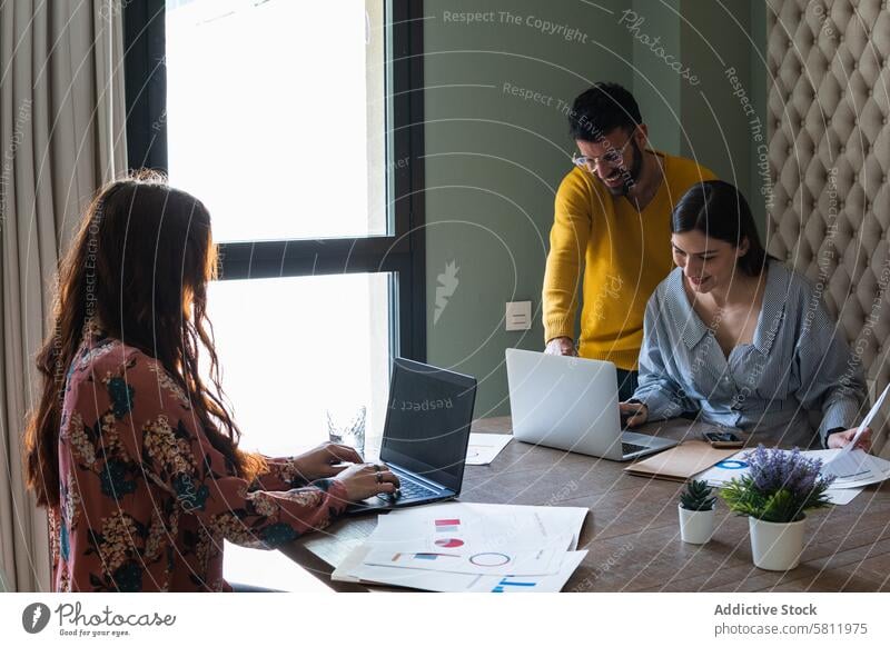 Konzentrierte Kollegen arbeiten an Laptops im Coworking Space Arbeit Arbeitsbereich beschäftigt ernst benutzend Team Büroangestellte Konzentration multitask