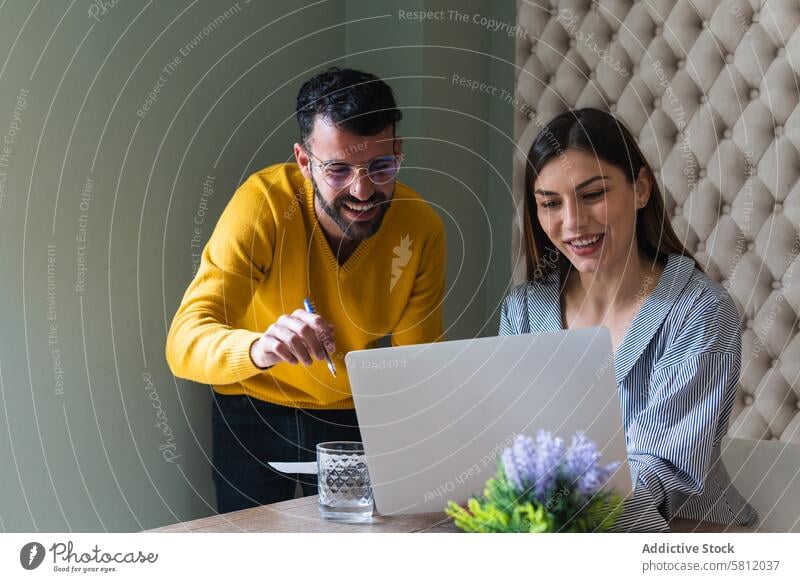 Konzentrierte Kollegen arbeiten an Laptops im Coworking Space Arbeit Arbeitsbereich beschäftigt ernst benutzend Team Büroangestellte Konzentration multitask