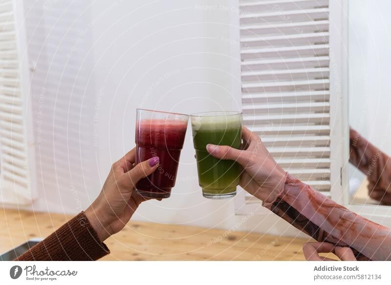 Anonyme verschiedene Frauen trinken Smoothie in einer Bar Freund Kälte Zusammensein Erfrischung Getränk multiethnisch rassenübergreifend vielfältig schwarz