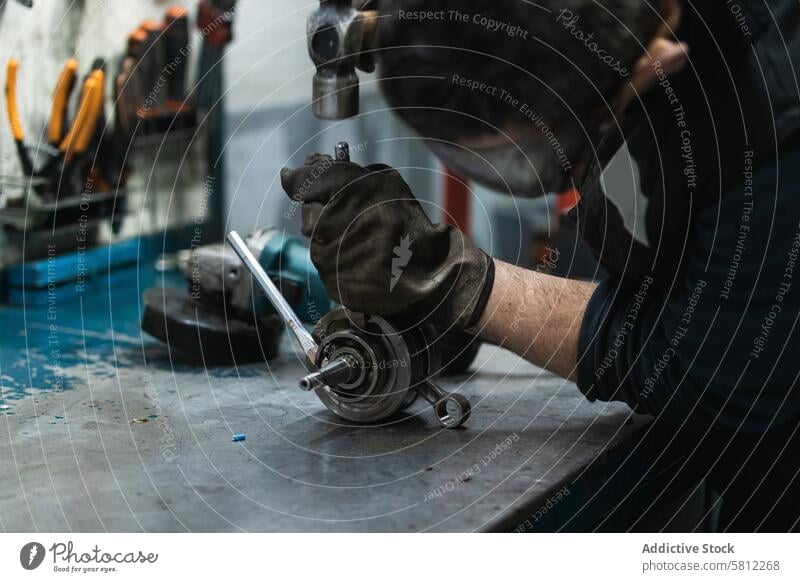 Konzentrierter Handwerker bei der Reparatur eines Kurbelwellenlagers in der Werkstatt Mann versammeln Lager Garage Konzentration Mechaniker Job fixieren