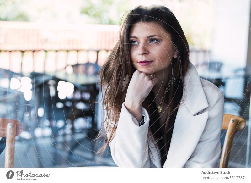 Nachdenkliche, stilvolle Frau, die sich in einem Cafe ausruht besinnlich verträumt Stil Café nachdenklich sich[Akk] entspannen Mode ruhen Windstille nachdenken