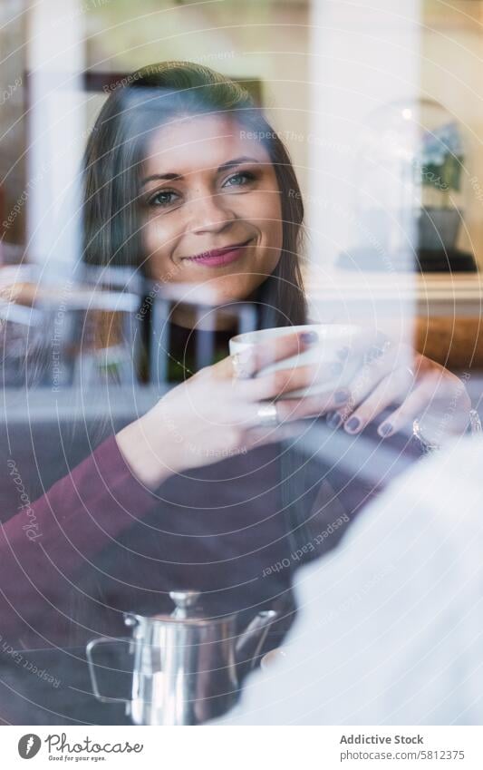 Ein gemischtrassiges Paar unterhält sich beim Frühstück im Cafe Café Zusammensein trinken Glück Morgen Tasse Partnerschaft Liebe Kommunizieren gemütlich Getränk