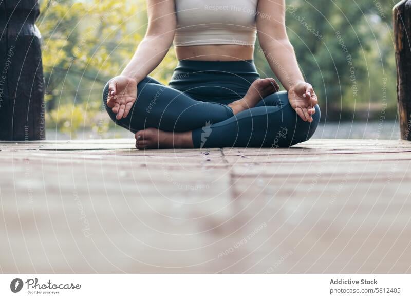 Frau meditiert in der Natur in der Nähe eines Sees Yoga Meditation Gesundheit Erholung Körper Erwachsener sich[Akk] entspannen Pose Lifestyle Gleichgewicht