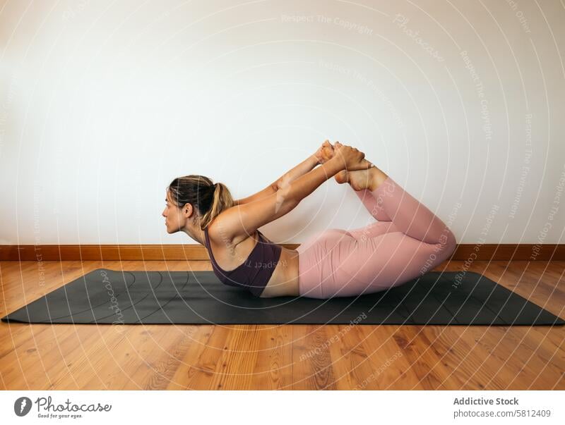 Frau in Sportkleidung macht Yoga zu Hause Gesundheit Übung Lifestyle Fitness heimwärts Körper Training Kaukasier Sportbekleidung Pilates jung Stock Wellness