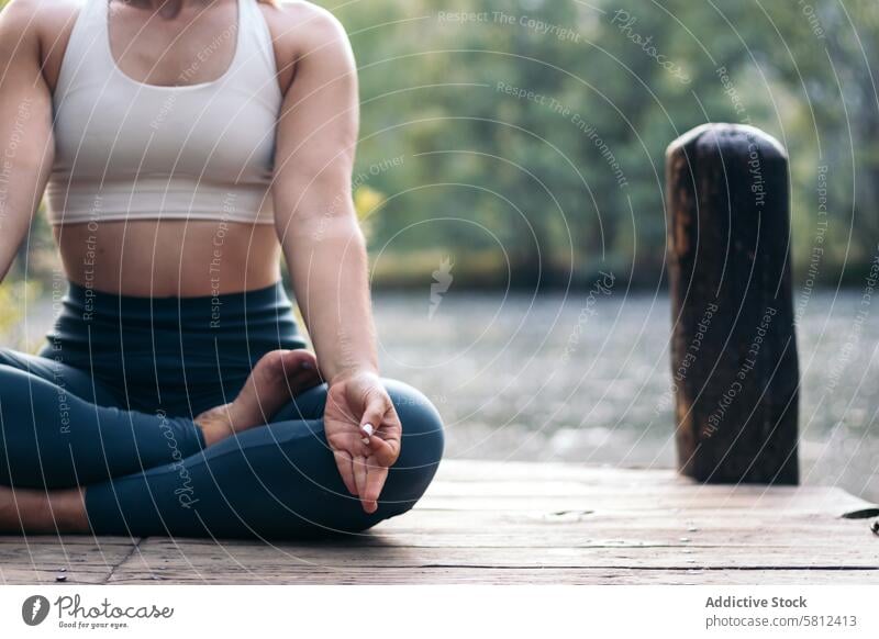 Frau meditiert in der Natur in der Nähe eines Sees Yoga Meditation Gesundheit Erholung Körper Erwachsener sich[Akk] entspannen Pose Lifestyle Gleichgewicht