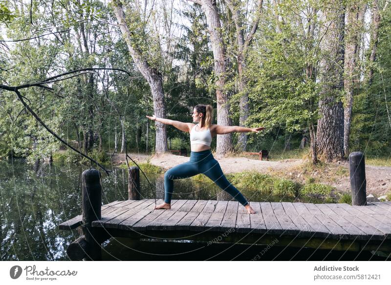 Frau in Sportkleidung macht Yoga in der Natur in der Nähe eines Sees Gesundheit Übung Lifestyle Fitness Körper Training Kaukasier Sportbekleidung Pilates jung