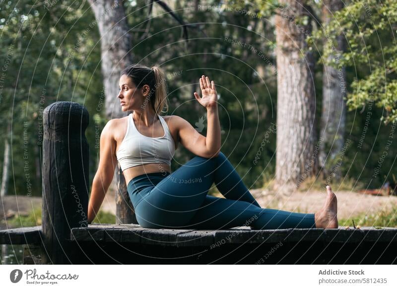 Frau in Sportkleidung macht Yoga in der Natur in der Nähe eines Sees Gesundheit Übung Lifestyle Fitness Körper Training Kaukasier Sportbekleidung Pilates jung