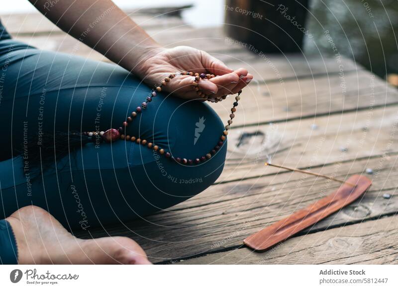 Junge Frau meditiert und macht Yoga in der Natur Meditation Gesundheit Erholung Körper Erwachsener sich[Akk] entspannen Pose Lifestyle Gleichgewicht Übung jung