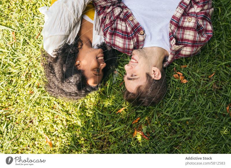 Erste Liebe: junge Verliebte im Park Paar Termin & Datum Glück Freund Mann romantisch Menschen Kuss Freundin Romantik Frau Partnerschaft Liebespaar Natur