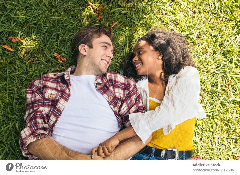 Erste Liebe: junge Verliebte im Park Paar Termin & Datum Glück Freund Mann romantisch Menschen Kuss Freundin Romantik Frau Partnerschaft Liebespaar Natur