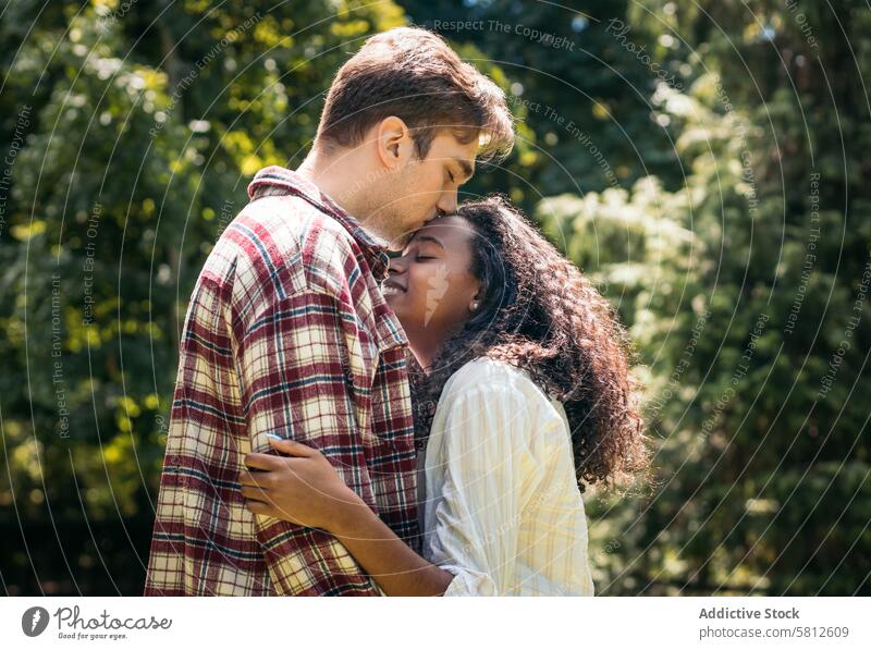 Erste Liebe: junge Verliebte im Park Paar Termin & Datum Glück Freund Mann romantisch Menschen Kuss Freundin Romantik Frau Partnerschaft Liebespaar Natur