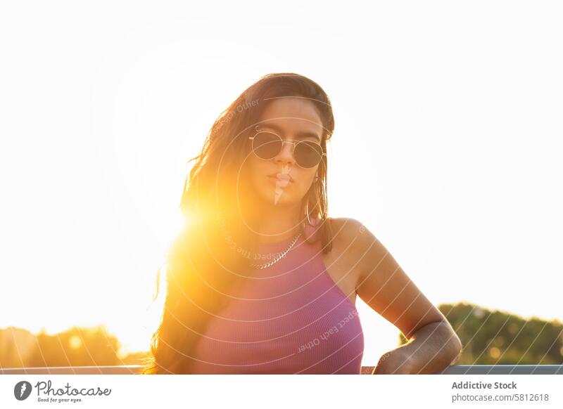 Nahaufnahme einer jungen stilvollen Latina-Frau Sommer im Freien Menschen Freizeit Lifestyle freudig Freude Blick Frühling Genuss Behaarung Großstadt cool