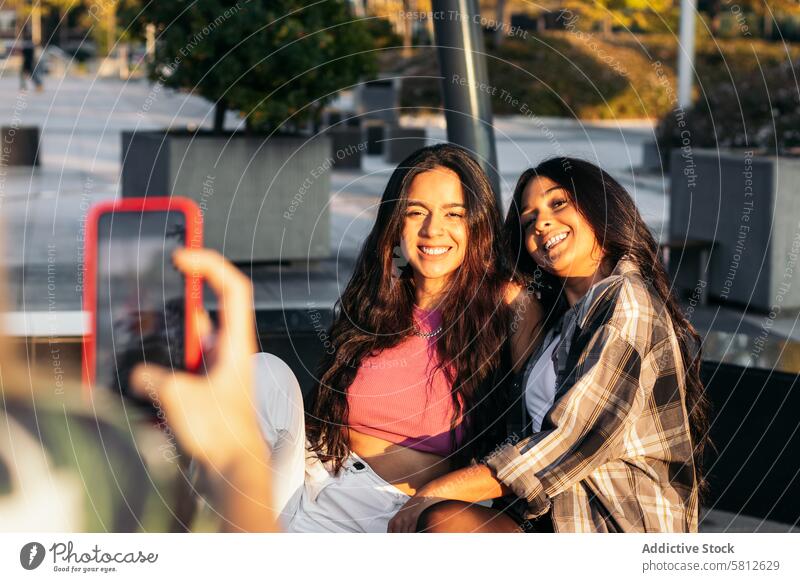 Frau fotografiert ihre Freunde Glück jung Sommer im Freien Menschen Freizeit Lifestyle freudig Freude Blick Frühling Genuss Behaarung Großstadt cool stylisch