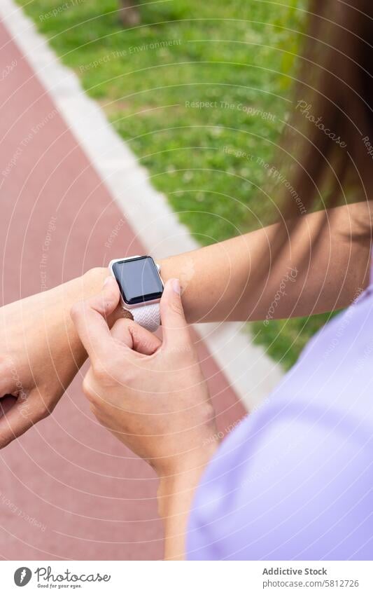 Frau überprüft eine Sport-Smartwatch für das Lauftraining im Freien aktiv Aktivität App Apfel Arme Athlet Körper prüfen Überprüfung Uhr Gerät digital Übung