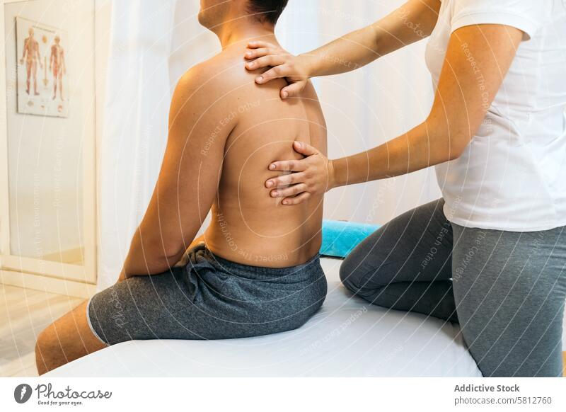 Klinik für Physiotherapie: Massage zur Wiederherstellung des Rückens Behandlung Rehabilitation Frau Therapie Kaukasier Therapeut geduldig Physiotherapeutin