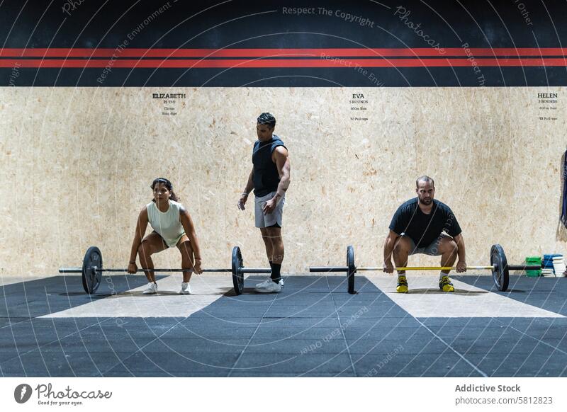 Hispanische Sportler, die mit Hanteln trainieren Gewicht Curl-Hantel Gewichtheben Kraftdreikampf Training Fitnessstudio Übung Sportlerin sportlich Frau