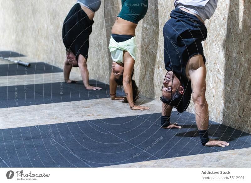 Hispanische Sportler machen Handstand im Fitnessstudio Training Gesunder Lebensstil Wellness Übung Sportlerin sportlich Frau Sportkleidung Männer