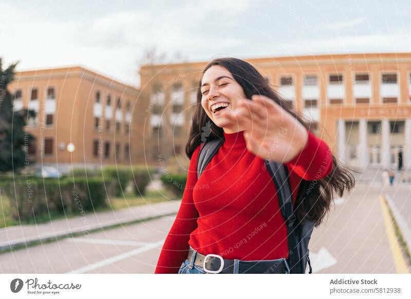 Schönheit Studentin Porträt lachend und bedeckt ihr Gesicht mit ihrer Hand Schüler Frau Person jung Mädchen attraktiv Hintergrund schön niedlich Erwachsener