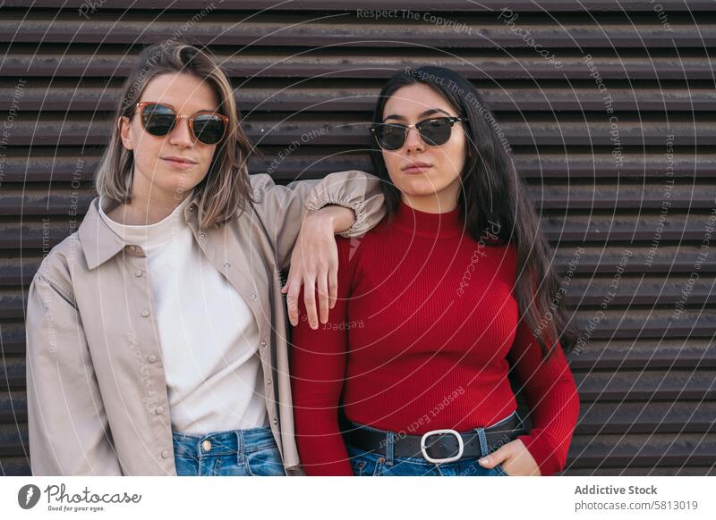 zwei schöne Mädchen mit Sonnenbrille Porträt. Blondine und Brünette jung Spaß Mode Glück Frau hübsch Lifestyle Menschen Kaukasier Freunde urban weiß