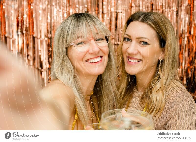 Fröhliche Frauen mit einem Glas Champagner heiter Glück Lächeln Freundin Freude positiv Zusammensein froh Stil genießen Inhalt Zahnfarbenes Lächeln Sommer jung