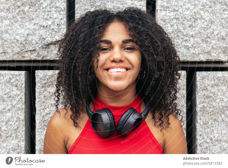 Porträt eines Mädchens mit Afro-Haar, das sich in der Stadt vergnügt Afroamerikaner Sommer Jugend Mitteilung Freude lachen Fröhlichkeit Freizeit Erholung