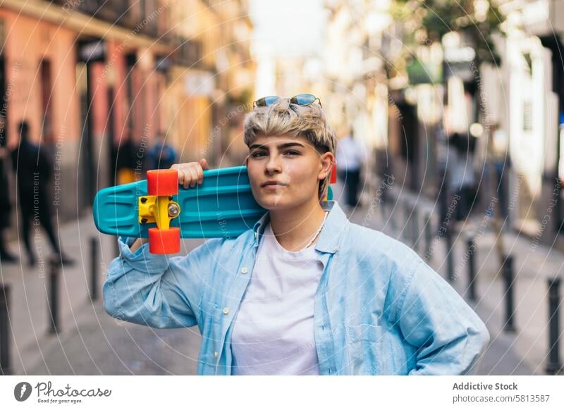 Stylisches Teenager-Mädchen mit kurzen Haaren und Schlittschuh. portrait Frau Kaukasier Skateboard Porträt Lifestyle Stil urban Hipster jung Sommer Menschen