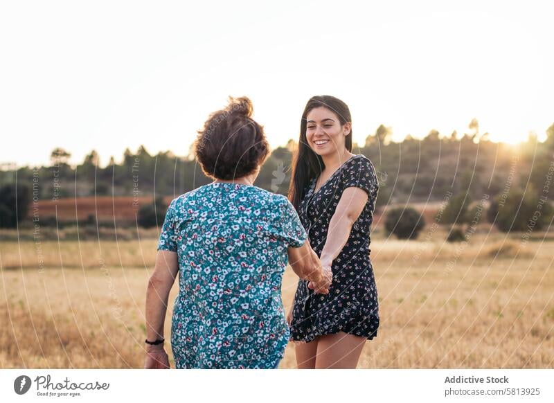 Das Leben ausnutzen Großmutter und Enkelin in einem Sonnenblumenfeld. Frau älter Natur Feld Menschen Sommer Ackerbau im Freien Blume gelb Senior Glück