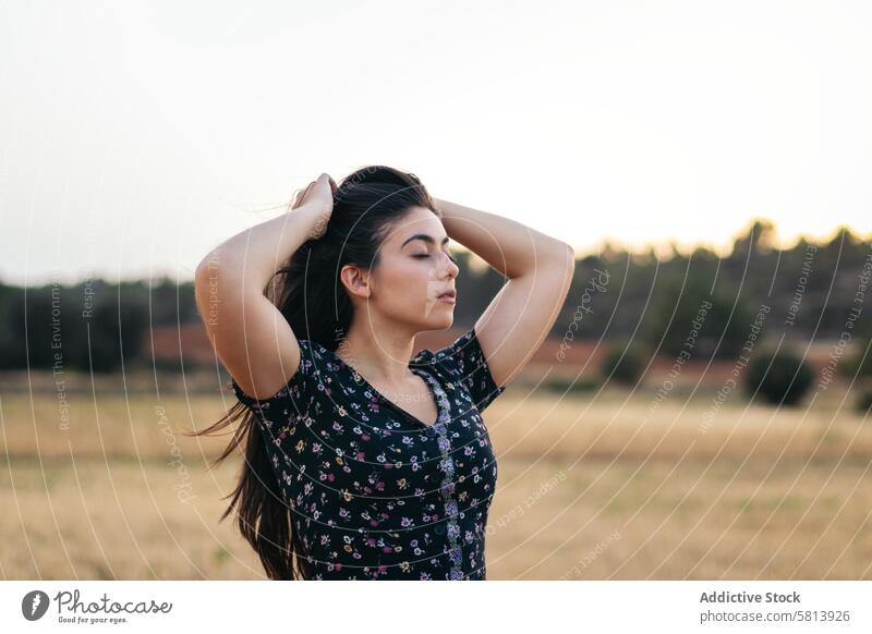 Porträt einer hübschen jungen Frau mit langen Haaren auf dem Lande Sonnenblume Natur Feld Menschen Sommer Ackerbau im Freien Blume gelb Glück Landschaft