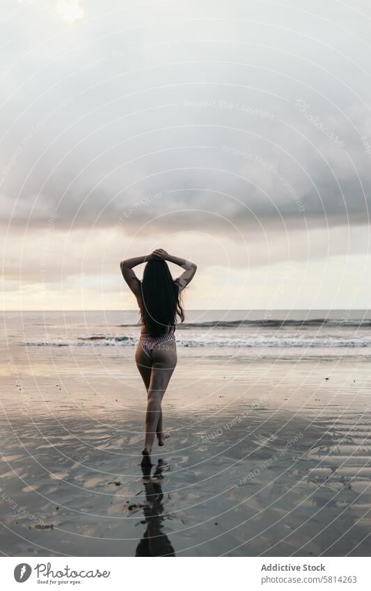 Rückansicht einer Frau beim Laufen am Strand Sonnenuntergang jung MEER Sommer Lifestyle Glück reisen schön Meer Natur Urlaub Menschen Himmel Fröhlichkeit