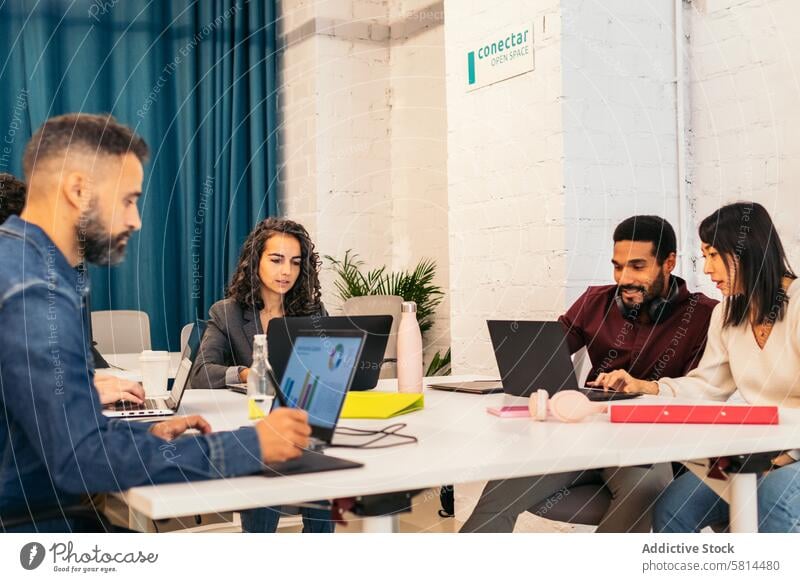 Gruppe gemischtrassiger Menschen arbeitet mit Laptop in einem Coworking Ethnizität asiatisch Kaukasier Vielfalt Büro Business Unternehmen Sitzung Produktivität