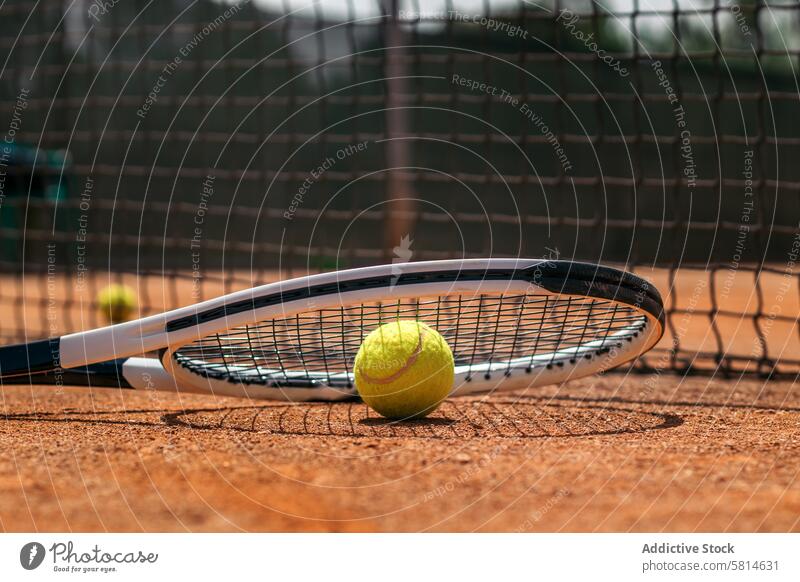 Tennisschläger und Ball auf einem unbefestigten Platz Aktivität Sport Spiel Remmidemmi spielen Training Lifestyle Gericht Hobby Freizeit üben Streichholz