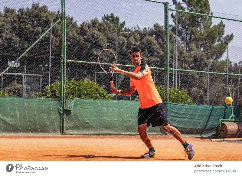 Mann in Sportkleidung spielt Tennis auf einem unbefestigten Tennisplatz Aktivität Spiel Remmidemmi Person Spieler spielen Athlet Training Lifestyle Gesundheit