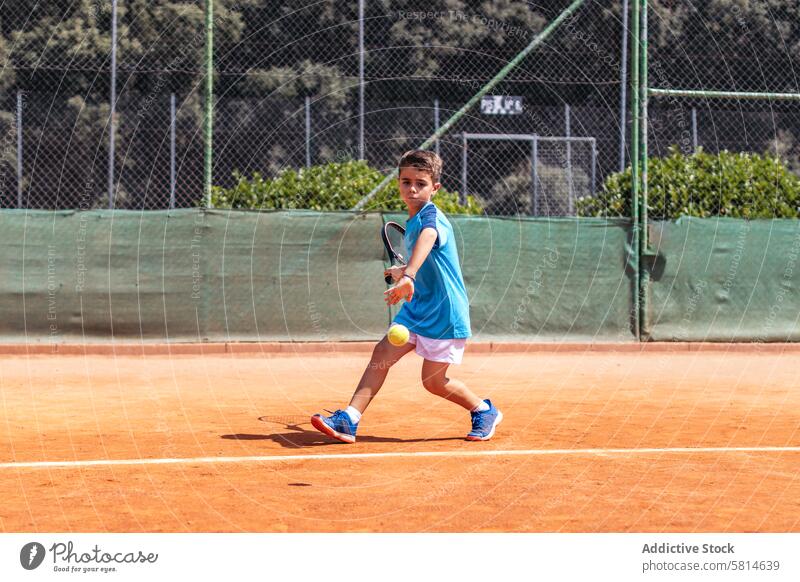 Kleiner Junge spielt Tennis auf einem unbefestigten Platz Aktivität Sport Spiel Remmidemmi Kind Person Spieler spielen Athlet Training Lifestyle Kindheit