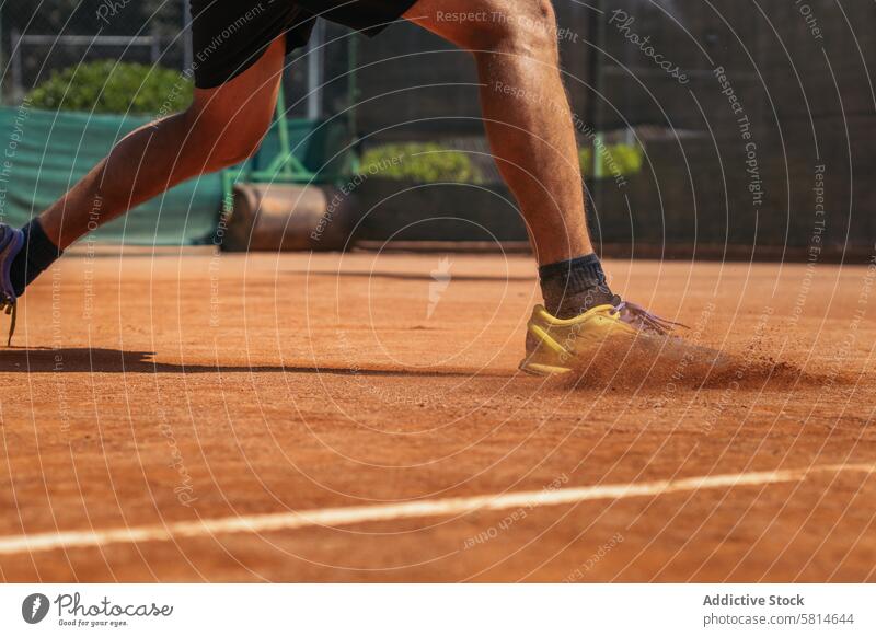 Mann in Sportkleidung spielt Tennis auf einem unbefestigten Tennisplatz Aktivität Spiel Remmidemmi Person Spieler spielen Athlet Training Lifestyle Gesundheit