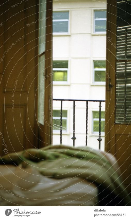 tras la ventana Hotel Stadt window bedroom spain. hostel bed.