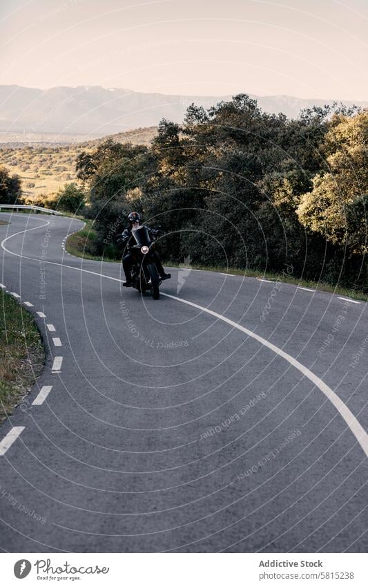 Motorradfahrt auf kurvenreicher Bergstraße Straße Berge u. Gebirge Mitfahrgelegenheit Motorradfahrer Erwachsener männlich Serpentine Landschaft Reise reisen