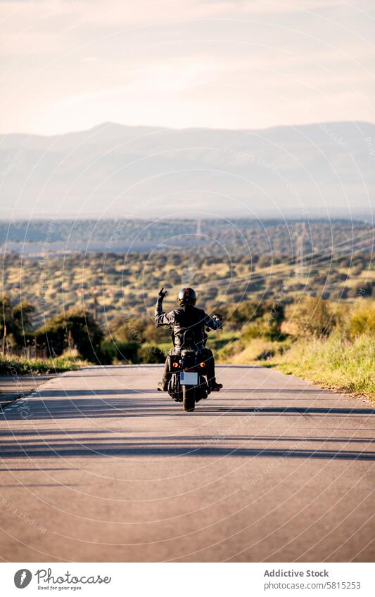 Motorradabenteuer auf einer ruhigen Landstraße Abenteuer Friedenszeichen Straße malerisch Berge u. Gebirge ländlich kreuzend Motorradfahrer Autobahn reisen