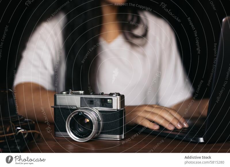 Analogkamera und Laptop: alte und neue Technik. Frau Foto Lifestyle Fotografie altehrwürdig Fotokamera retro analog Stil schießen Konzept Bilder Hobby