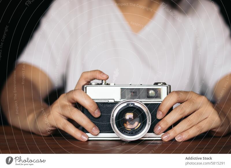 Zurück zu den alten Technologien: Analoge Kamera. Frau Foto Lifestyle Fotografie altehrwürdig Fotokamera retro Hipster schön Menschen analog Stil schießen