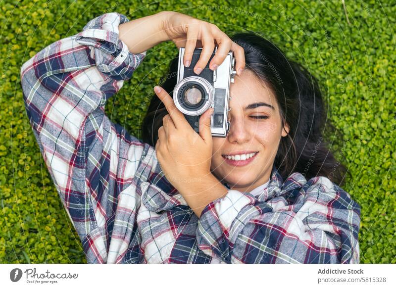 Fotos mit analoger Kamera aufnehmen Frau Lifestyle jung Mädchen Fotografie altehrwürdig Fotokamera retro reisen Hipster schön Menschen Hintergrund im Freien