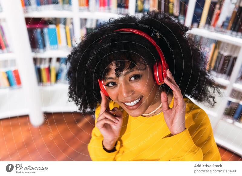 Porträt einer fröhlichen afroamerikanischen Frau mit Kopfhörern melomaniac Lächeln Musik zuhören genießen hoher Winkel ethnisch Glück Schüler Afroamerikaner